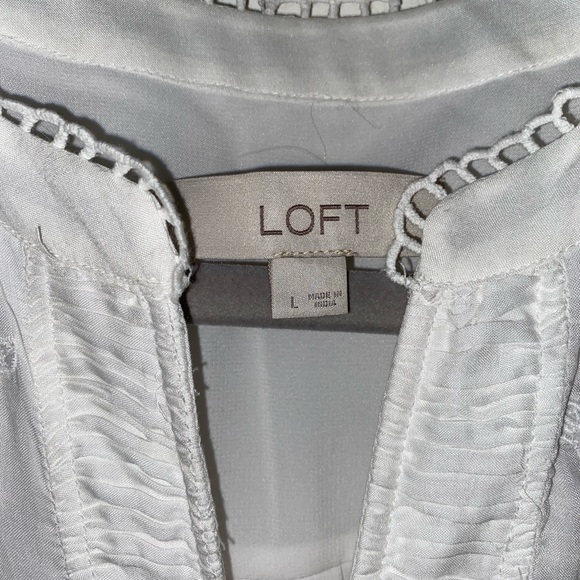 Beautiful Feminine Loft blouse. New without tags. - Picture 3 of 6